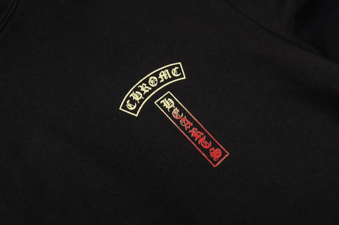 M30—P210 -Chrome Hearts/Chrome Hearts printed sweatshirt cardigan jacket -420 grams of high-density, high-quality wool, soft, delicate and skin-friendly, soft and silky to the touch, warm and skin-friendly -The hardware zipper accessories are all customized and full of details -Colour: black white -Size: S M L XL